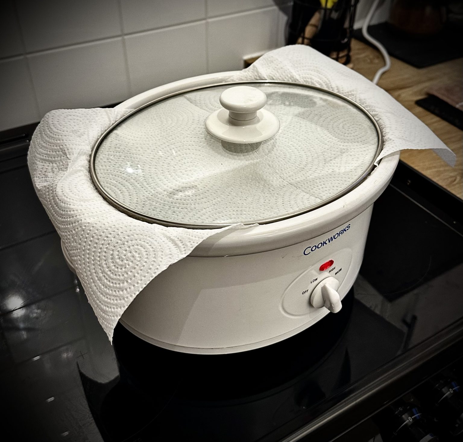 Paper Towel Trick Under The Crockpot Lid! Mental Scoop