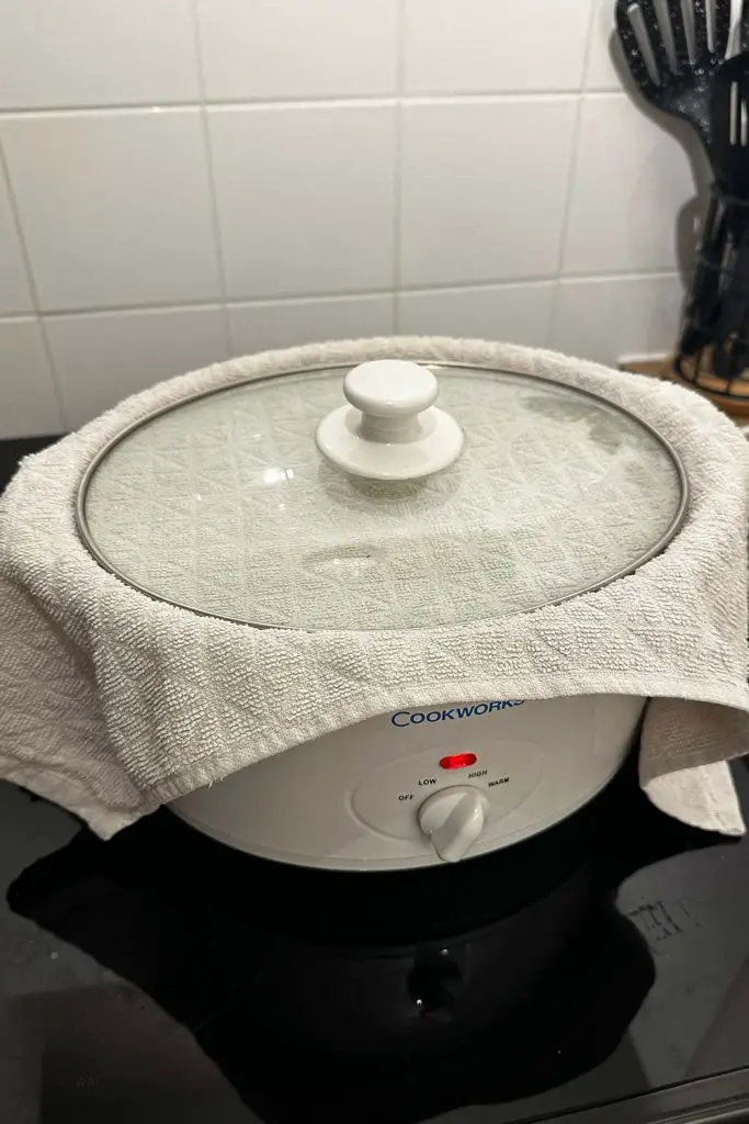 Tea Towel Trick Under The Crockpot Lid! Mental Scoop