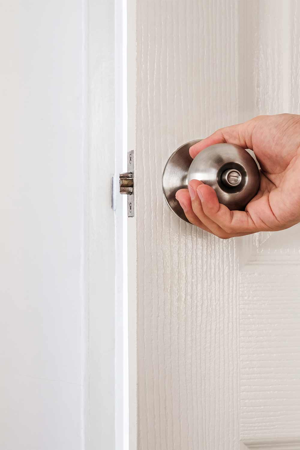 defaultTheRealReasonWhyYouShouldSleepWithTheBedroomDoor