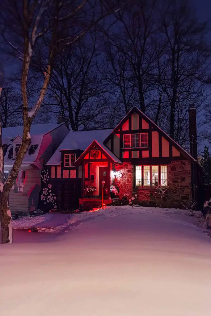 Do You Know The Reasoning Behind The Red Porch Lights? Mental Scoop